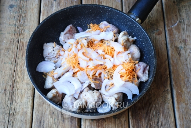 Положить лук и морковь