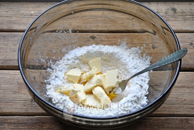 Соединить желток, муку и масло