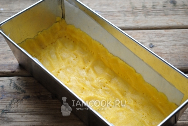 Выложить тесто в форму