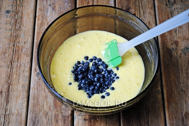 Положить ягоды в тесто