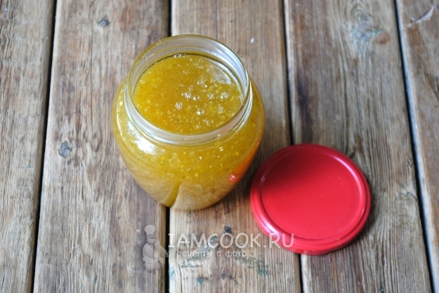 Положить варенье в банку