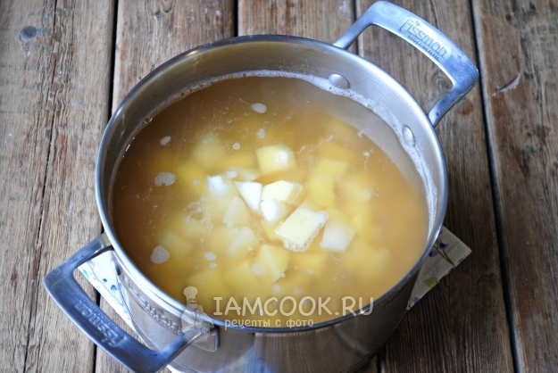 Положить в суп картофель