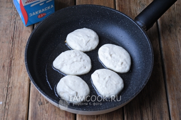 Положить тесто на сковороду