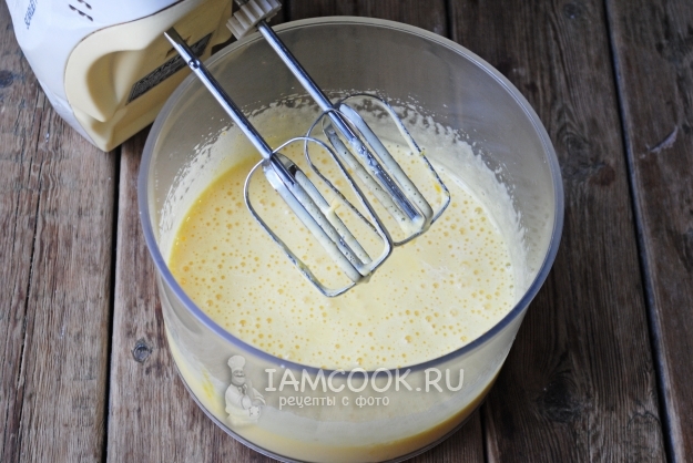 Взбить яйца с сахаром