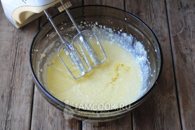 Влить масло