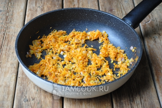 Обжарить лук с морковью