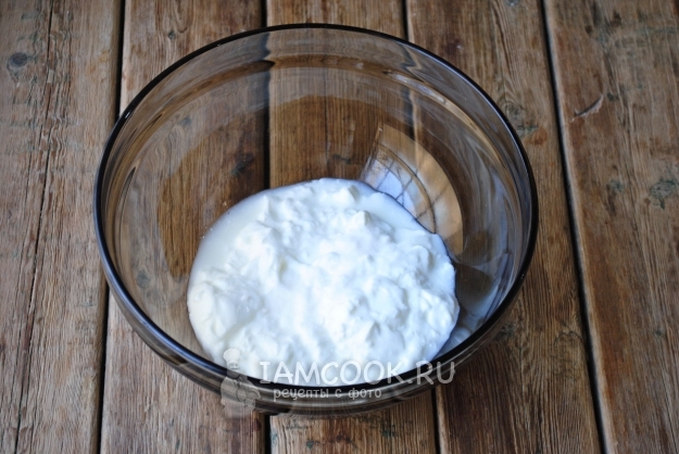 Налить в миску простоквашу