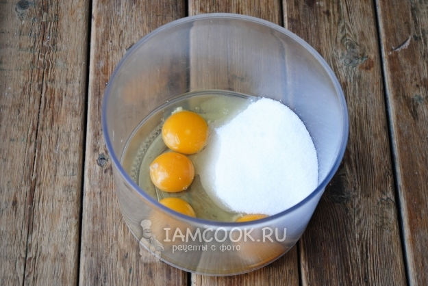 Соединить яйца с сахаром