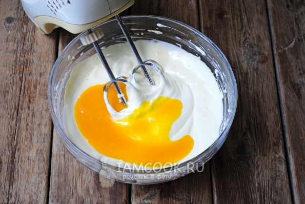 Добавить желтки