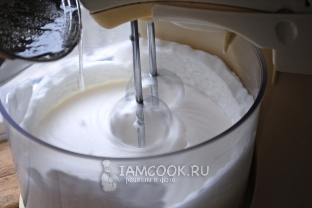 Влить сироп в белки