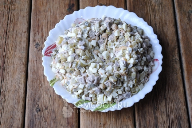 Выложить салат на блюдо