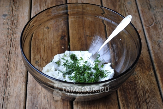 Соединить творог, укроп и соль