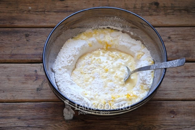 Добавить яйцо и сыворотку