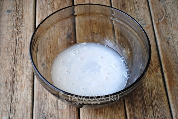 Размешать дрожжи с сахаром и водой