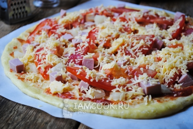 Положить на тесто начинку