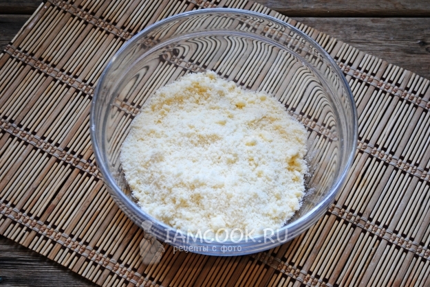 Растереть масло с мукой и сахаром