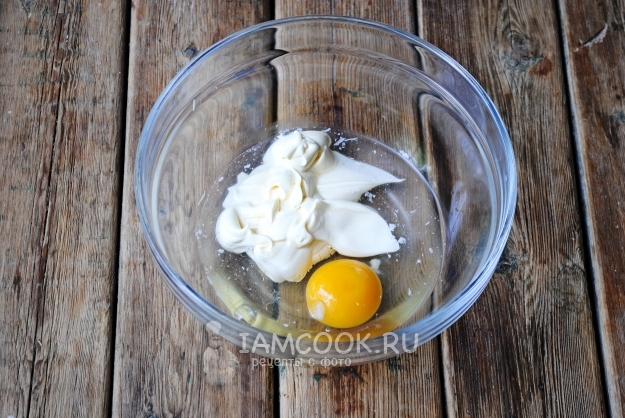 Соединить яйца, воду и майонез