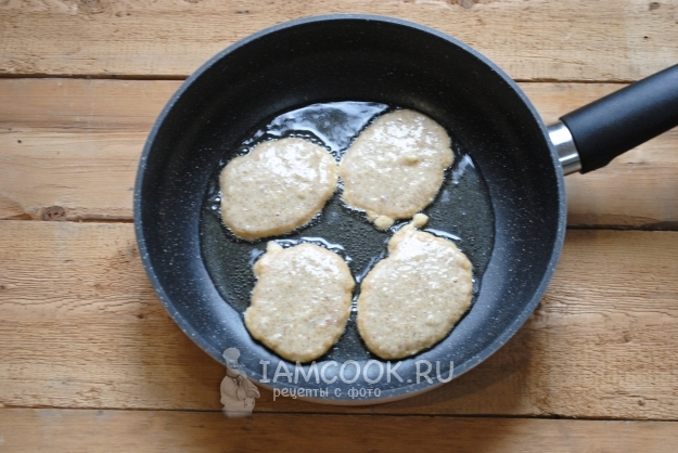 Налить тесто на сковороду