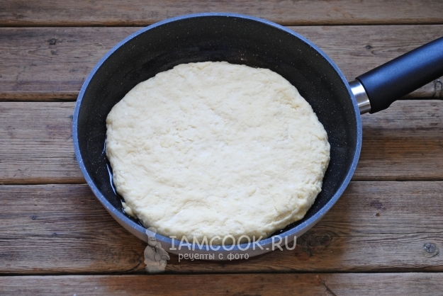 Положить тесто на сковороду