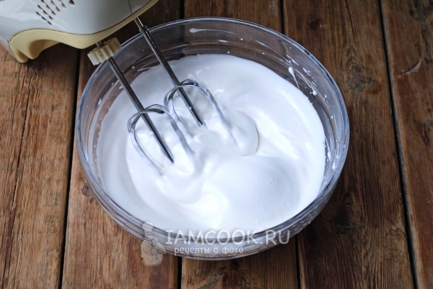 Взбить белки с сахаром