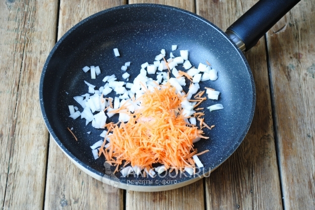 Положить на сковороду лук с морковью