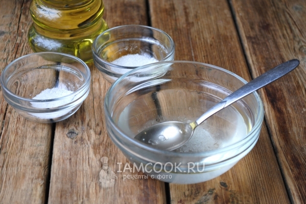 Соединить воду, масло, соль и сахар