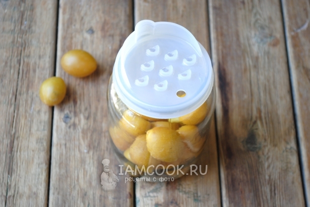 Слить с банки воду