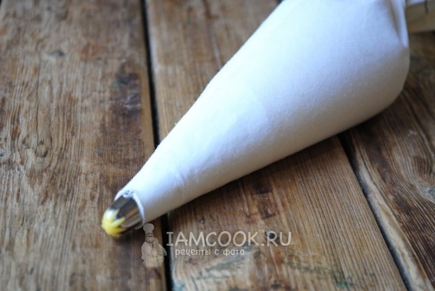 Положить тесто в кулинарный мешок