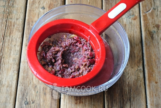 Протереть крыжовник через сито