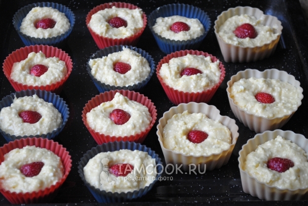 Положить клубнику