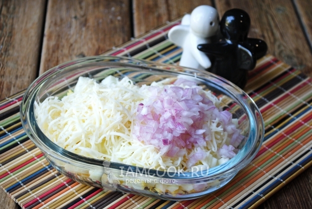 Положить маринованный лук