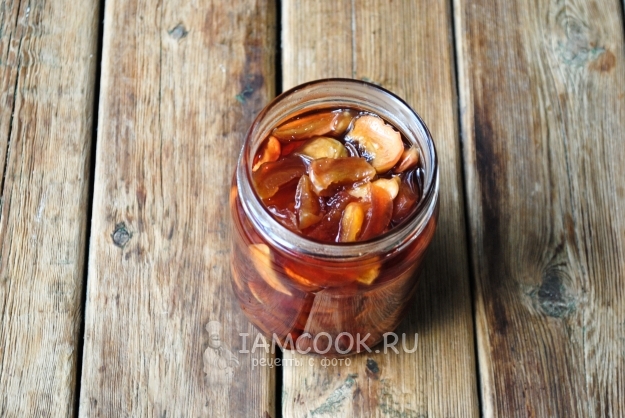 Положить варенье в банку