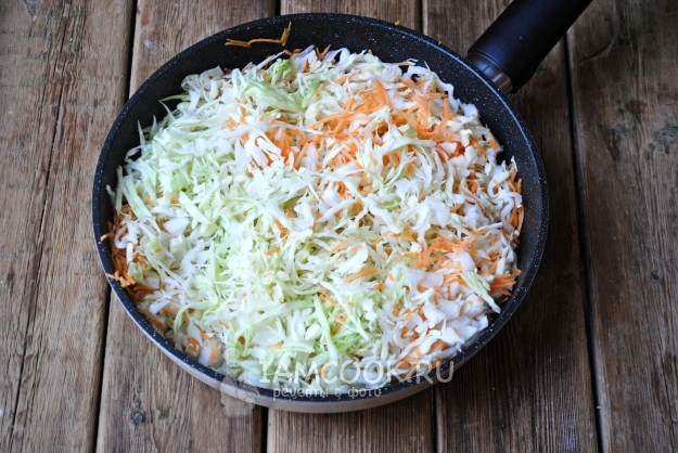 Положить овощи в сковороду