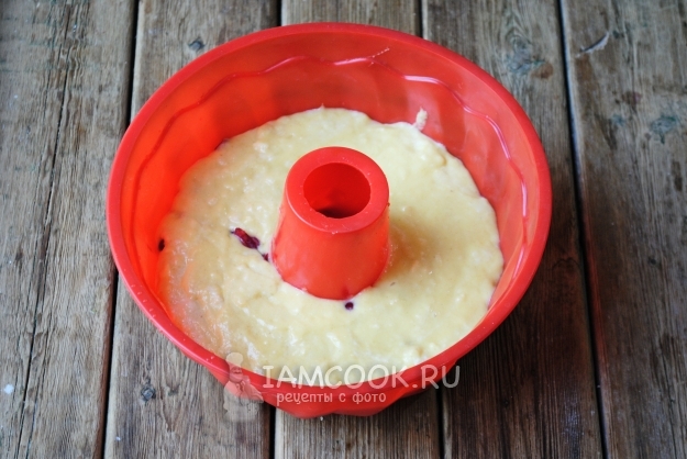 Залить вишню тестом