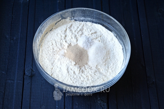 Соединить муку, сахар и дрожжи