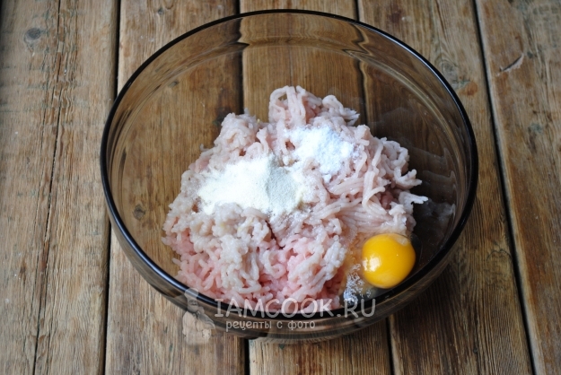 Добавить манку и яйцо