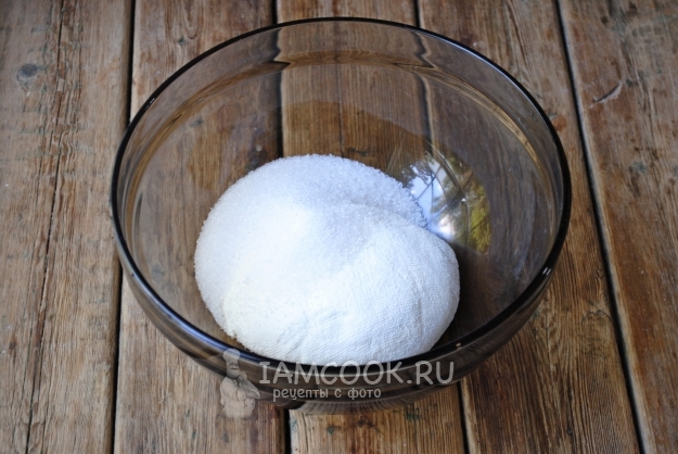 Соединить сметану и сахар