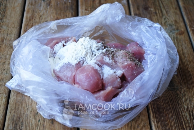 Всыпать муку, соль и специи