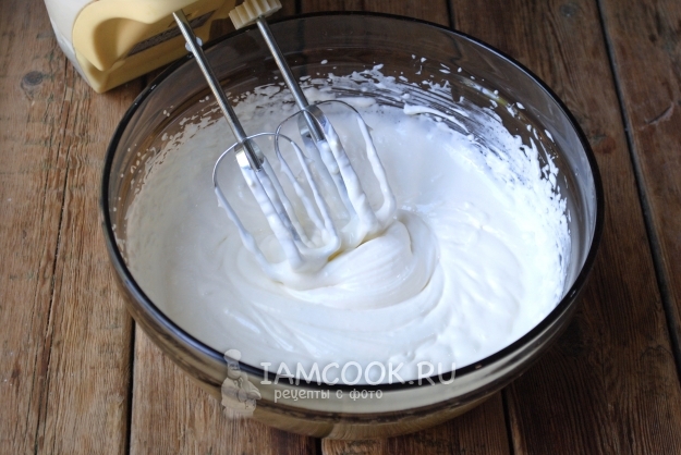 Взбить сметану с сахаром