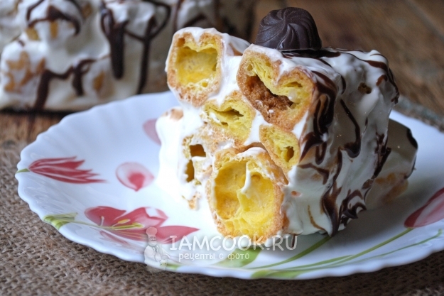 Фото торта из профитролей со сметанным кремом