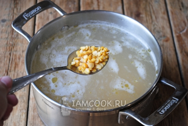 Положить в бульон горох