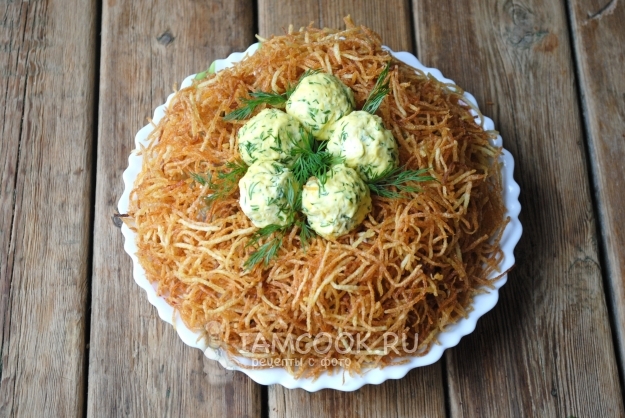 Готовый салат «Гнездо глухаря» с языком