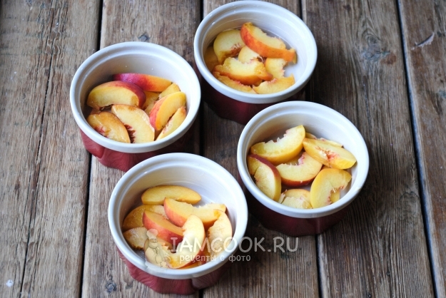 Выложить персики в формочки