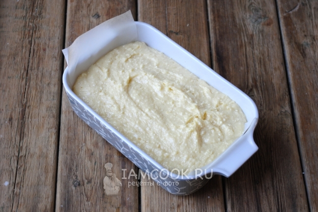 Выложить тесто в форму