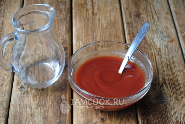 Развести томатную пасту с водой