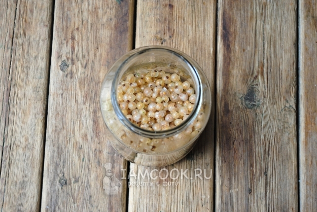 Положить смородину в банку