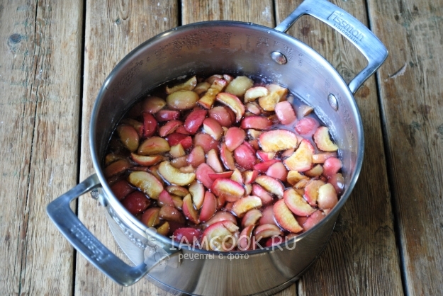 Поставить яблоки вариться