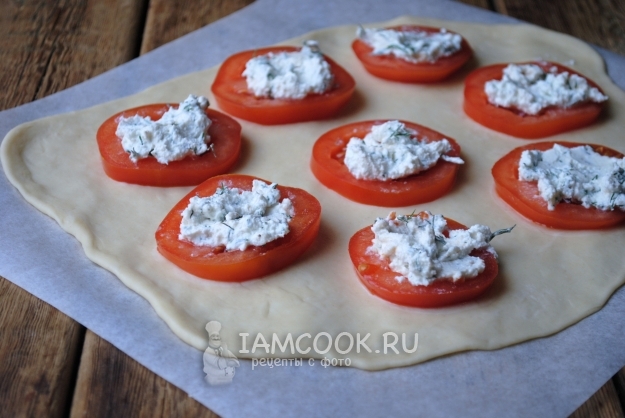 Положить на тесто помидор и творог