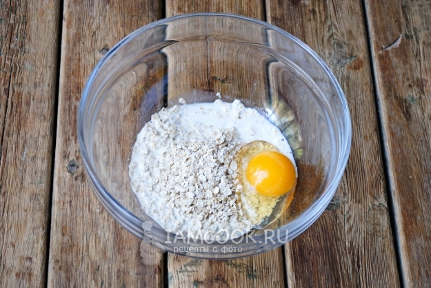 Соединить яйцо, молоко и овсянку