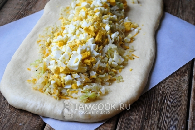 Положить на овощи яйца